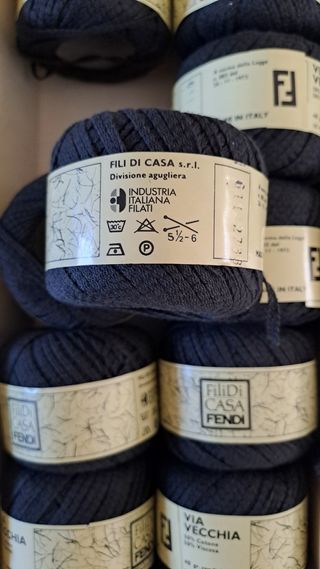 Fettuccia nera. Fili di casa Fendi