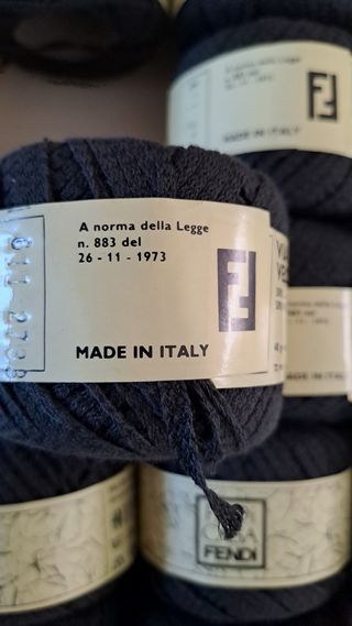 Fettuccia nera. Fili di casa Fendi