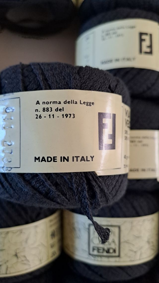 Fettuccia nera. Fili di casa Fendi