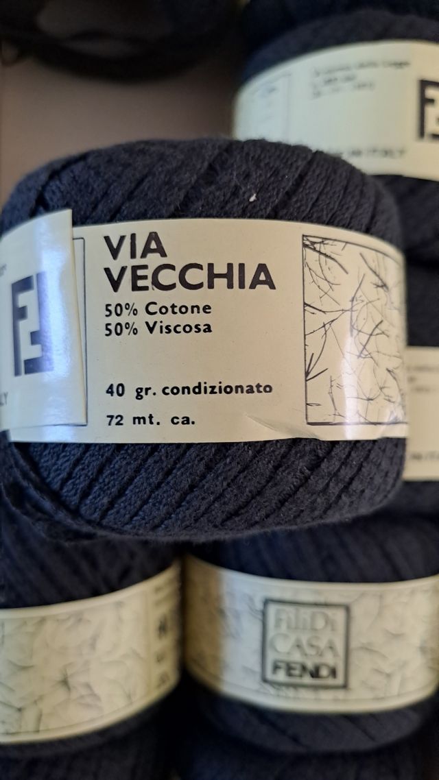 Fettuccia nera. Fili di casa Fendi