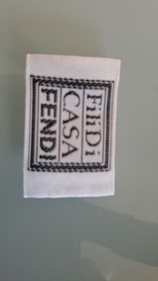 Fettuccia nera. Fili di casa Fendi