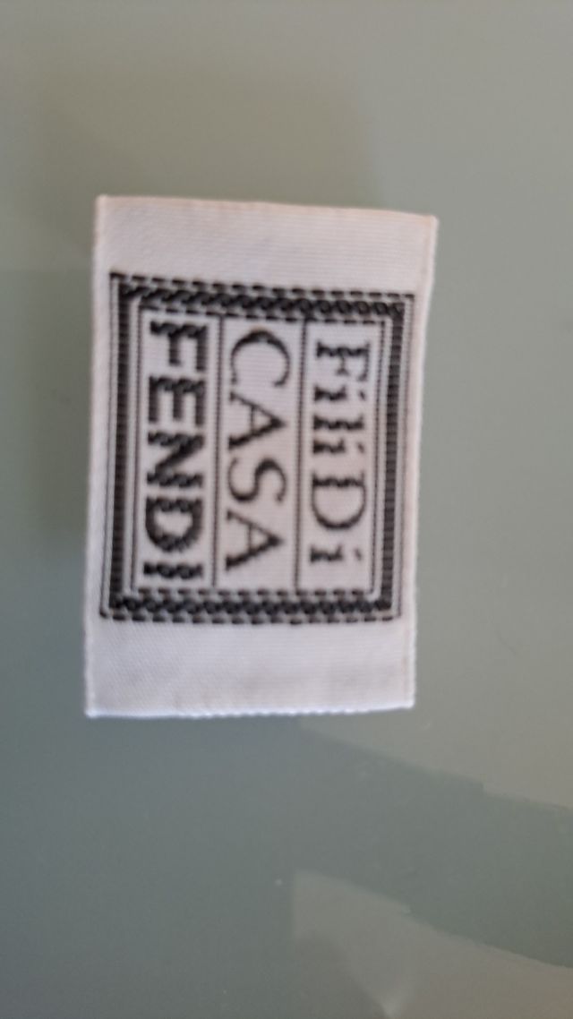 Fettuccia nera. Fili di casa Fendi