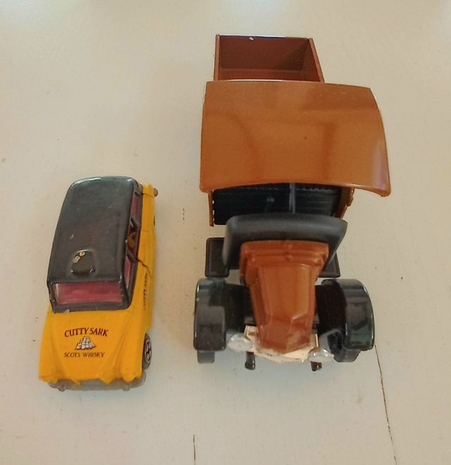 CORGI  camioneta y coche cuttishark