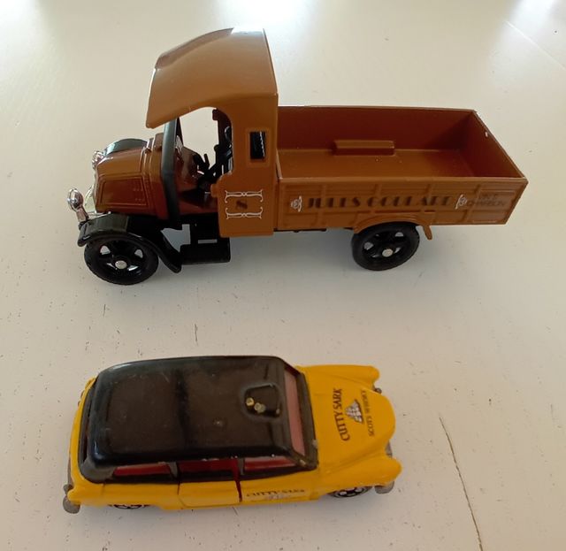 CORGI  camioneta y coche cuttishark