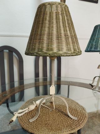 Lampara de pie de forja y ratán verde