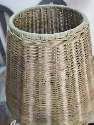 Lampara de pie de forja y ratán verde