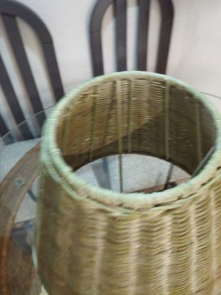 Lampara de pie de forja y ratán verde