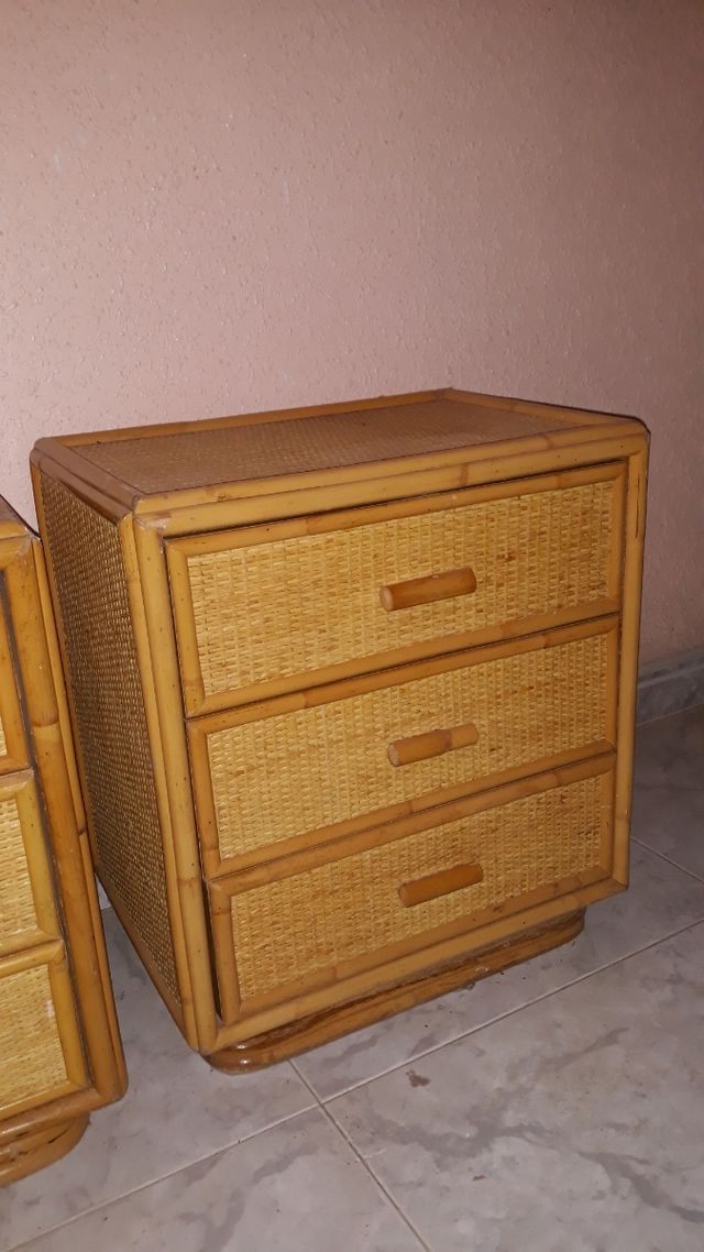 Mesitas de noche de ratan . PRECIO NO NEGOCIABLE