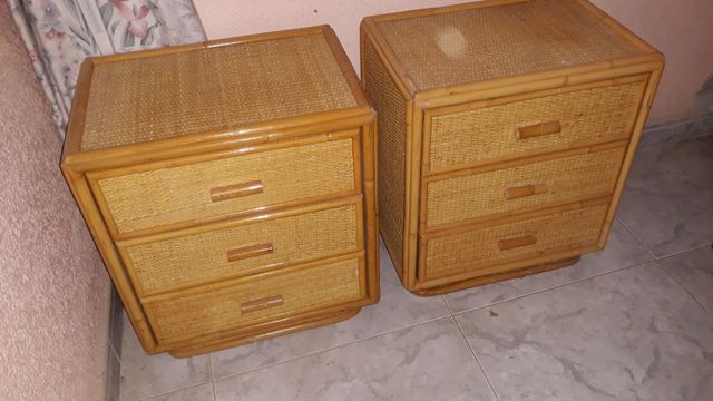 Mesitas de noche de ratan . PRECIO NO NEGOCIABLE