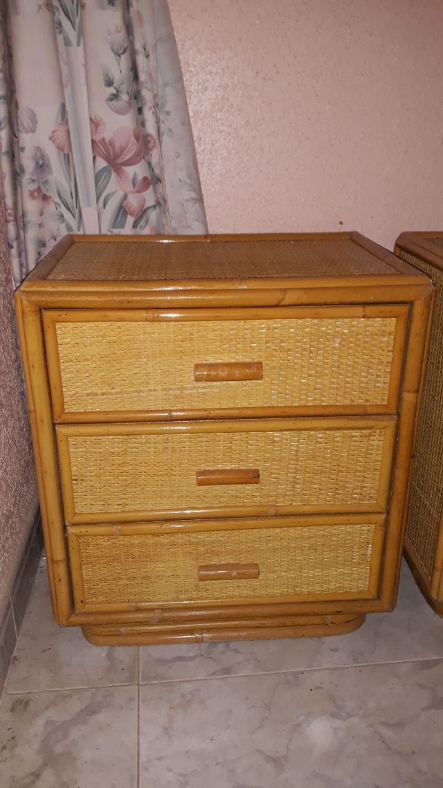 Mesitas de noche de ratan . PRECIO NO NEGOCIABLE