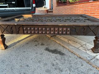 Mesa de madera maciza de diseño rustico 