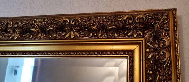 Espejo biselado rectangular con moldura dorada