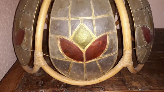 Lampara de ratan y nacar.