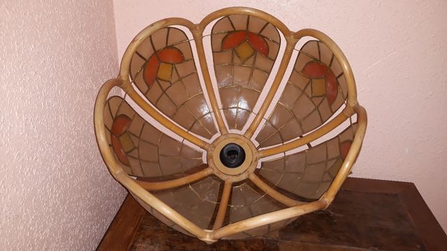 Lampara de ratan y nacar.