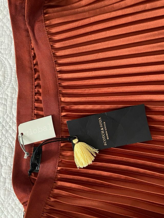 Falda satinada plisada