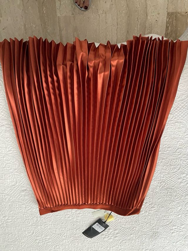 Falda satinada plisada