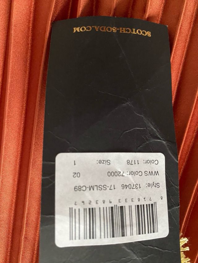 Falda satinada plisada