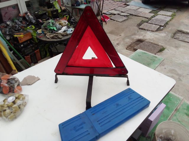 Triangolo riflettente per emergenza stradale auto