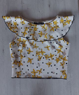Blusa floreada con volantes.