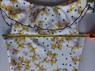 Blusa floreada con volantes.
