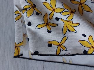Blusa floreada con volantes.