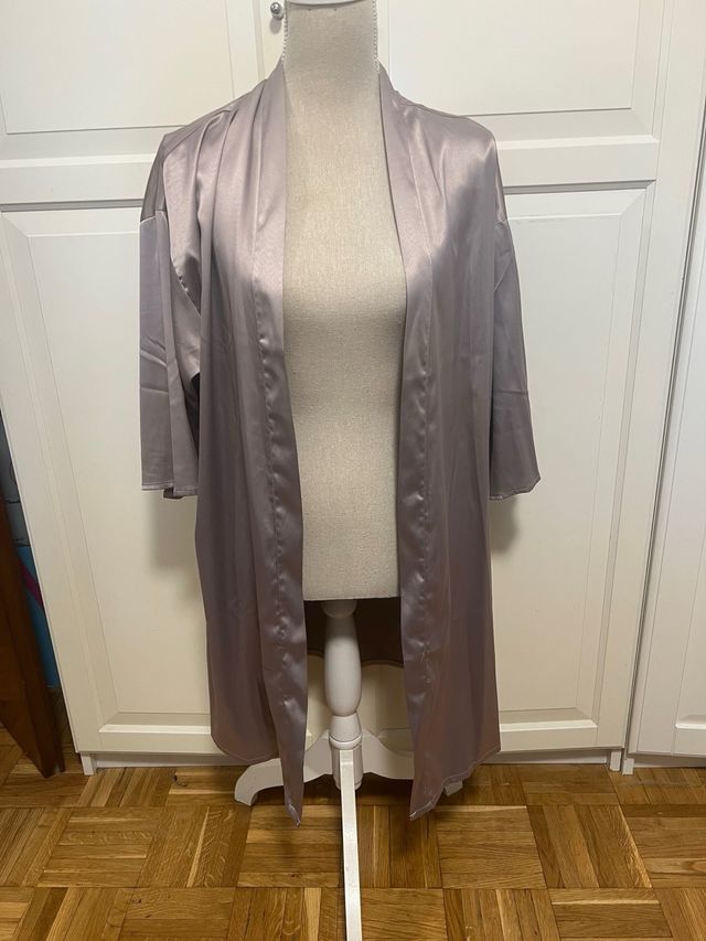 Kimono, elegante color plata.