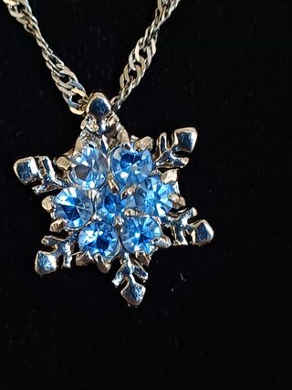 Collar con precioso copo de nieve. 