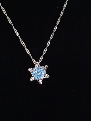 Collar con precioso copo de nieve. 