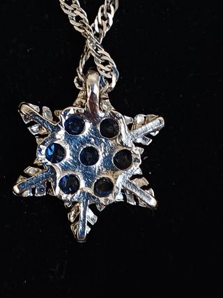 Collar con precioso copo de nieve. 
