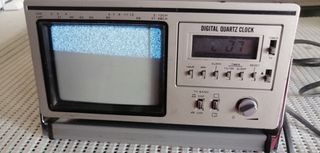 Hitachi K2400 tv /radio sveglia