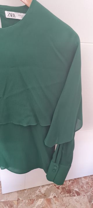 Blusa capa verde de zara