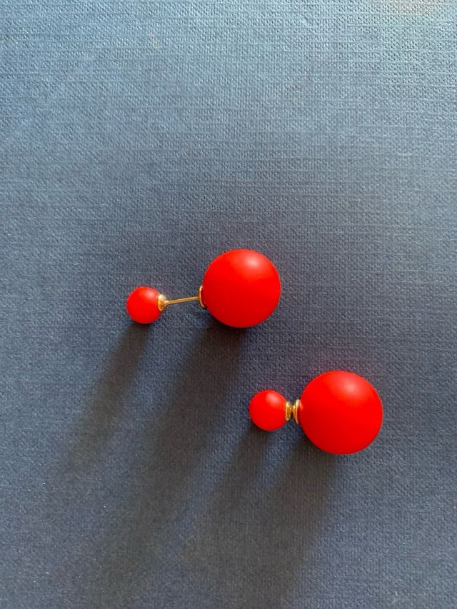 Orecchini donna colore rosso.