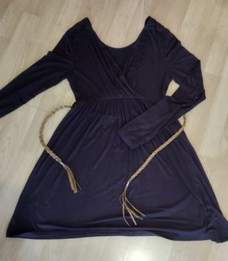 Vestido marrón con cinturón.