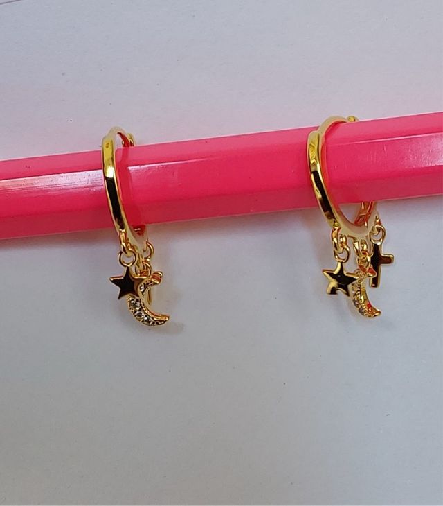 Pendientes plata color dorados con charms