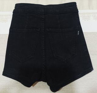 Pantalón corto mujer marca Bershka 