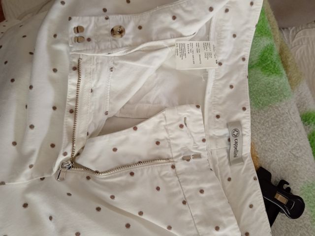 Pantaloni a pois in cotone.