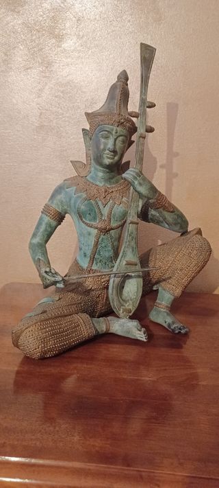 Antica statua  divinita'tailandese Apsara