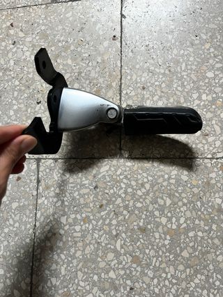  pedalino  dx poggiapiedi Scarabeo 100 4T 2009