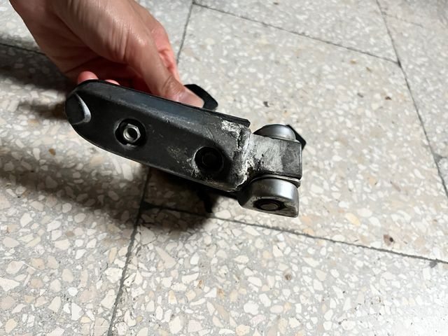  pedalino  dx poggiapiedi Scarabeo 100 4T 2009