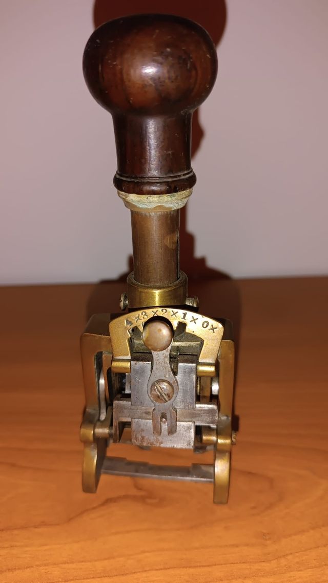 SELLO DE LATON ANTIGUO