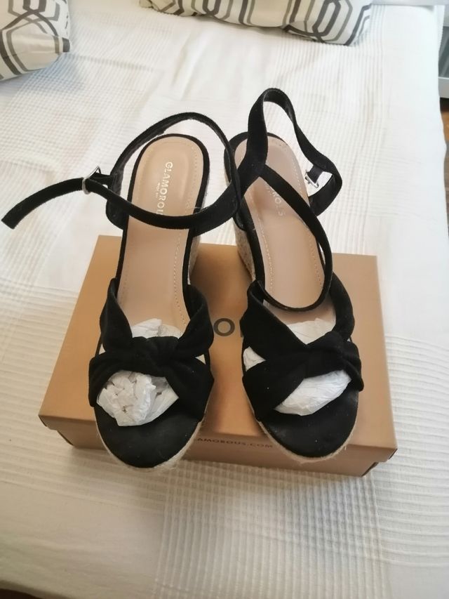 Sandalias negras con cuña de esparto