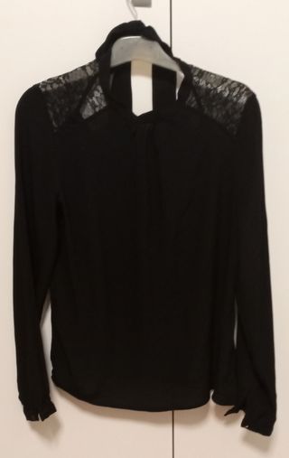 Blusa negra con encaje en hombros M