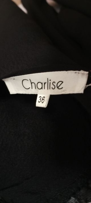 Blusa negra con encaje en hombros M