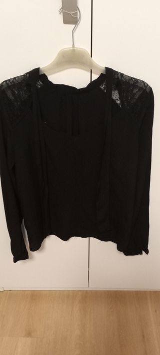 Blusa negra con encaje en hombros M