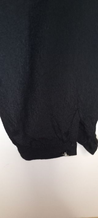 Blusa negra con encaje en hombros M