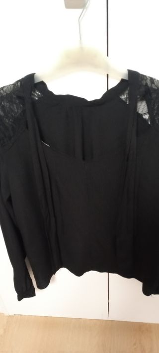Blusa negra con encaje en hombros M