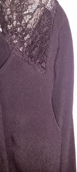 Blusa negra con encaje en hombros M