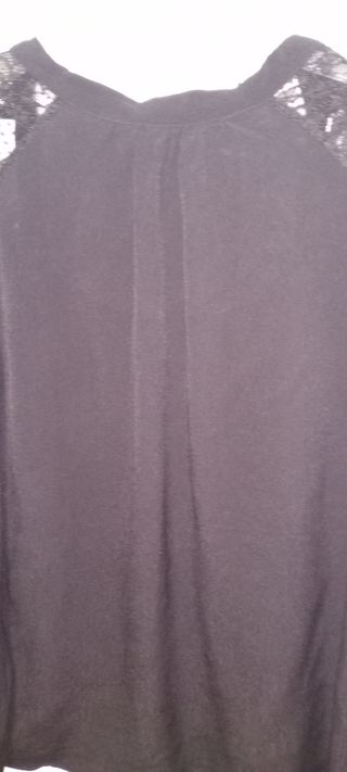 Blusa negra con encaje en hombros M