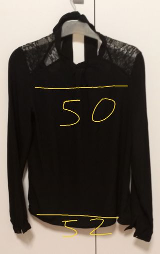 Blusa negra con encaje en hombros M