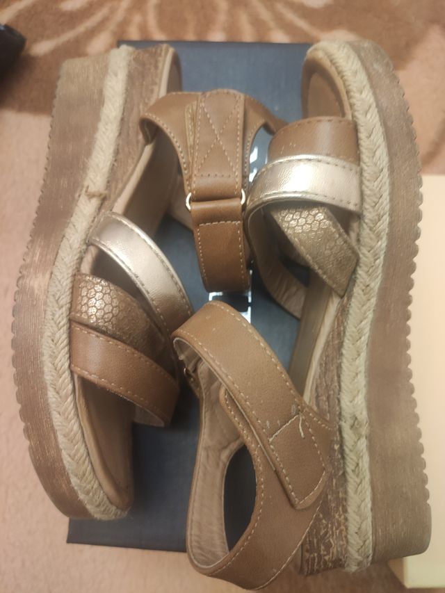 Sandalia marrón plataforma